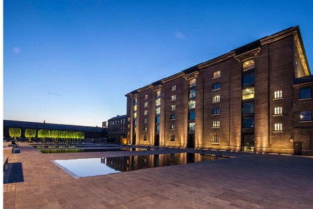英国圣马丁服装设计学院作品集要求