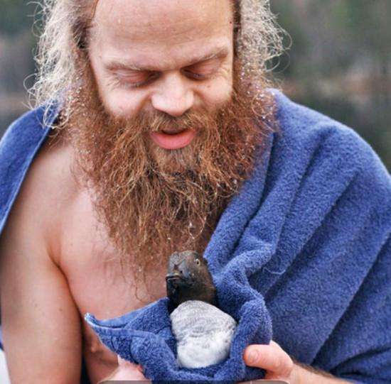 专家发现湖面有不明物体 看清后竟跳下水