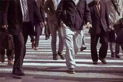 1489737335961415.jpg 看看你是否正走在从中产到一夜致贫的大路上?