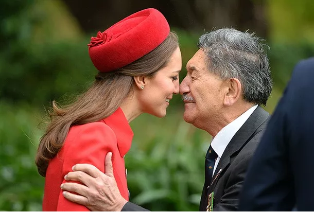 英国王室访新西兰：碰鼻礼竟如此有趣！