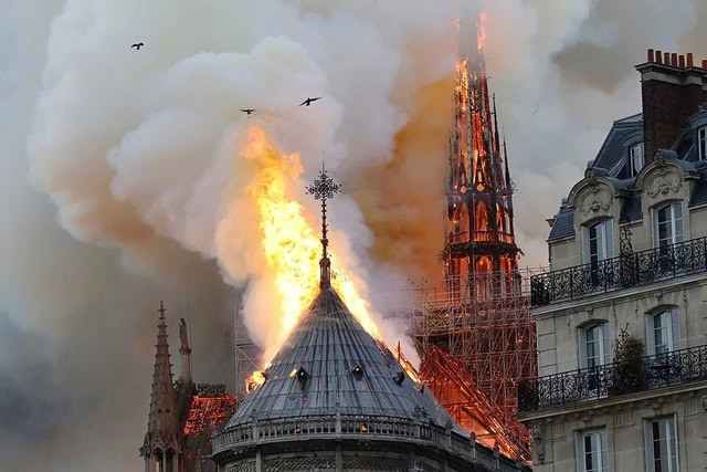 惋惜！巴黎圣母院大火——法国一年花20亿维修古建筑
