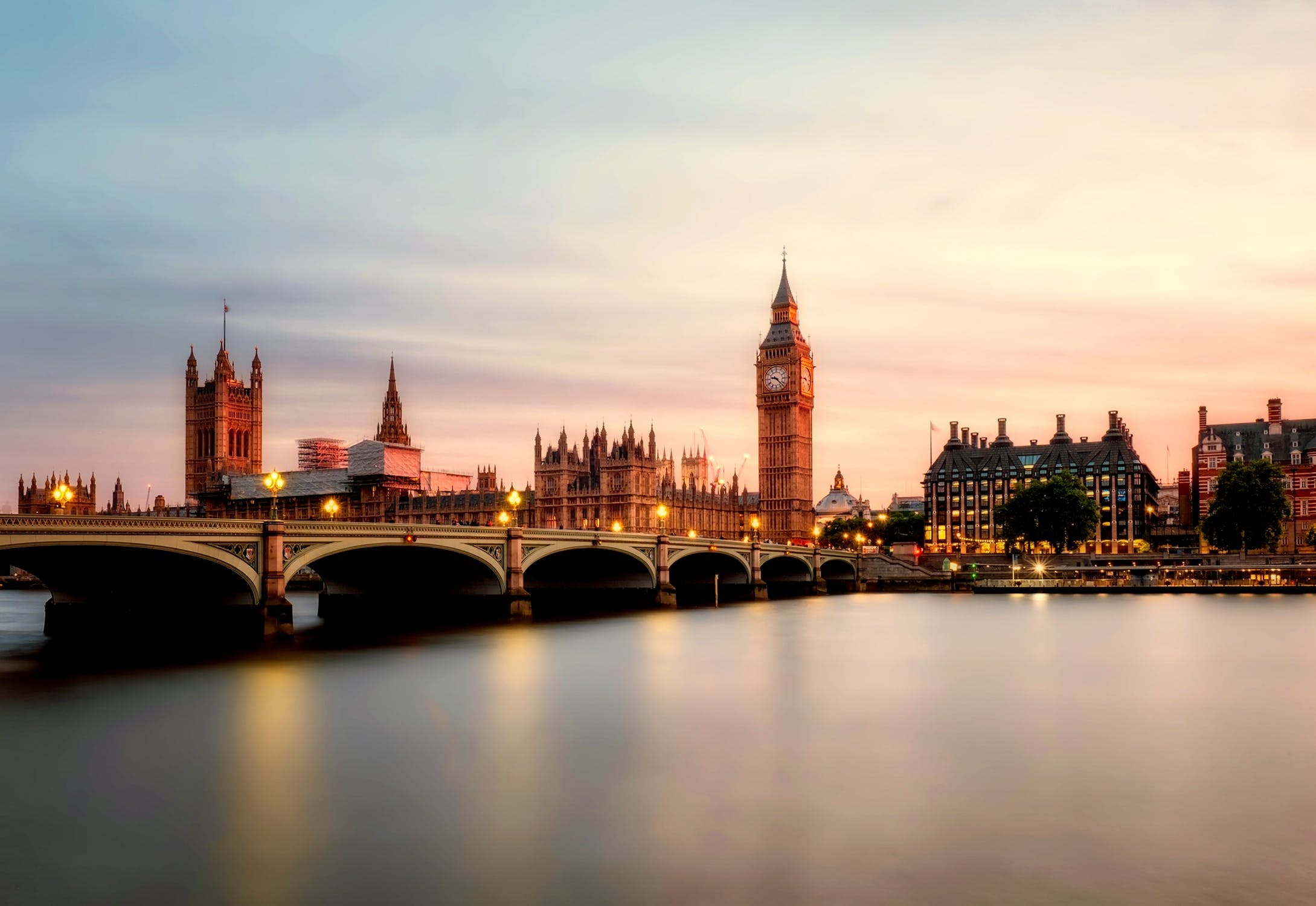 新英国首相上台，英国移民政策走向何方？