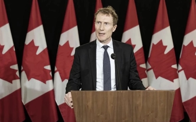 加拿大移民局将暂停这些学校签证申请